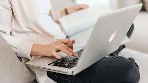 Les jeunes adoptent l’IA pour investir