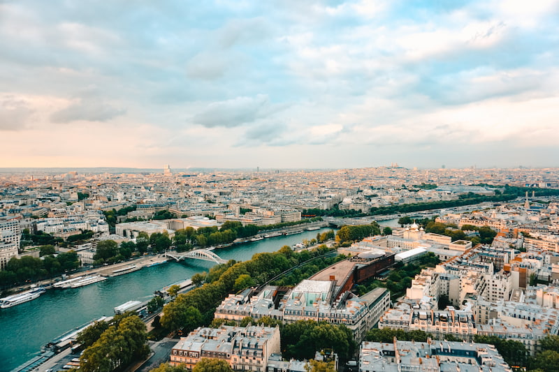 buroboutic-se-positionne-sur-un-mur-de-magasins-dans-paris